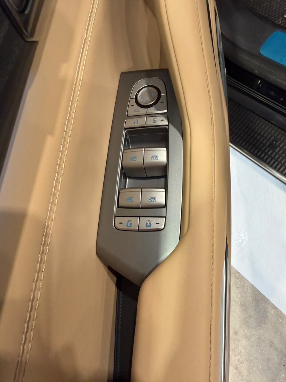 Denza B8 - Standard – bench seats