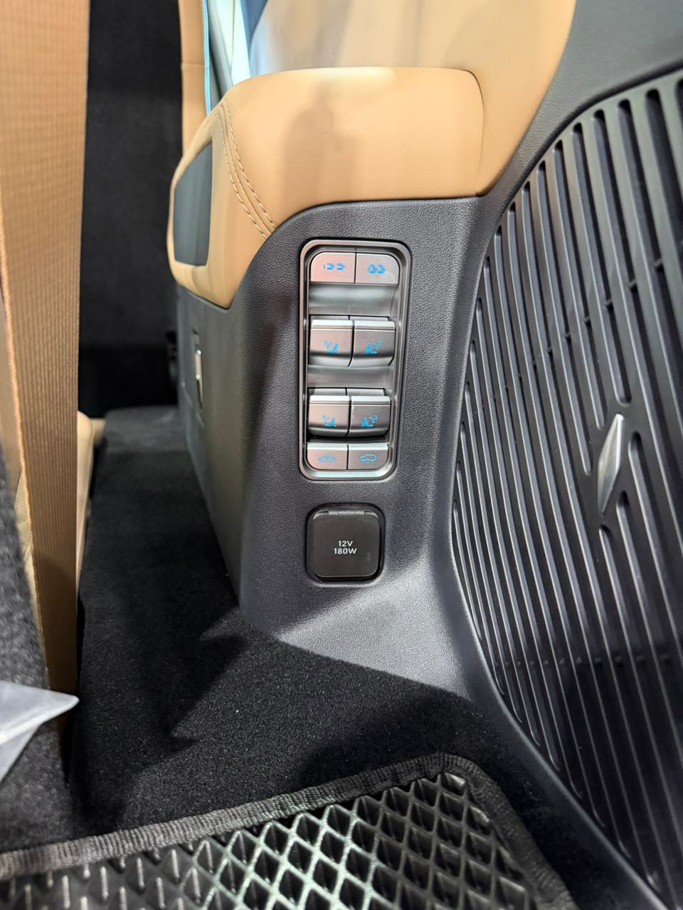 Denza B8 - Standard – bench seats