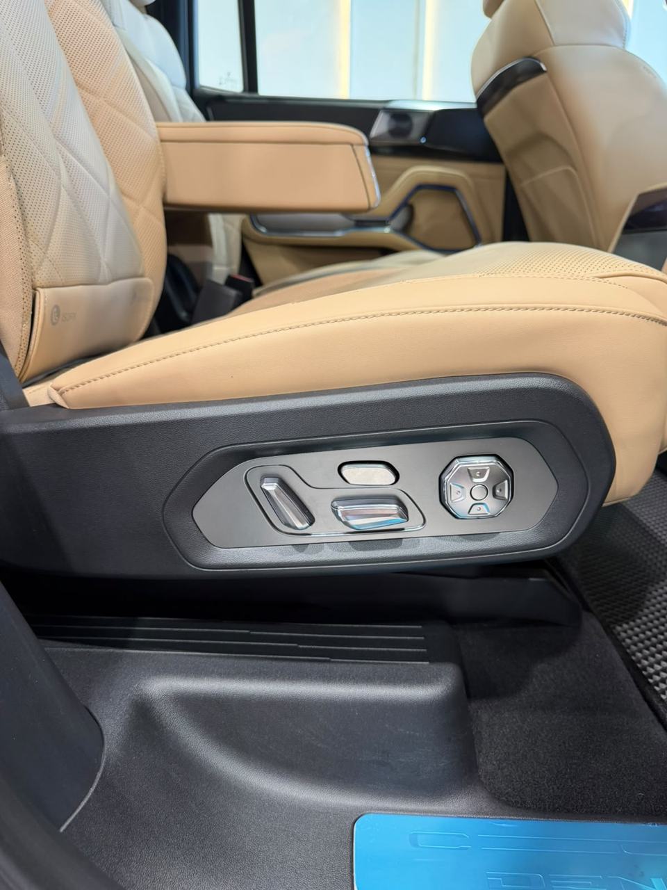 Denza B8 - Standard – bench seats